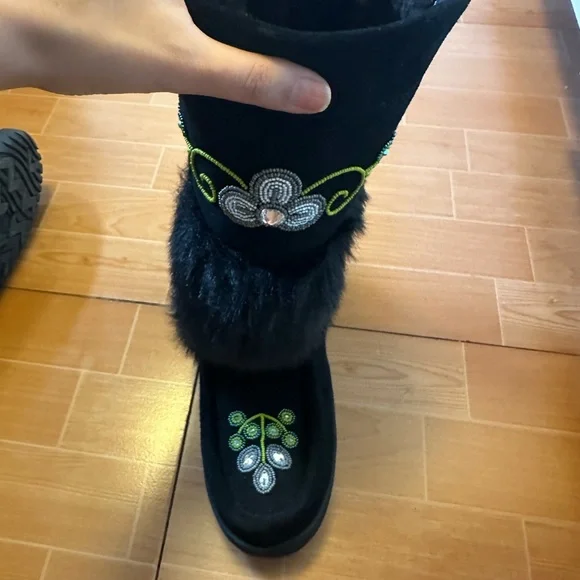 New w/o tags (never worn) waterproof faux fur Indigenous/Native winter boots. - Picture 3 of 13